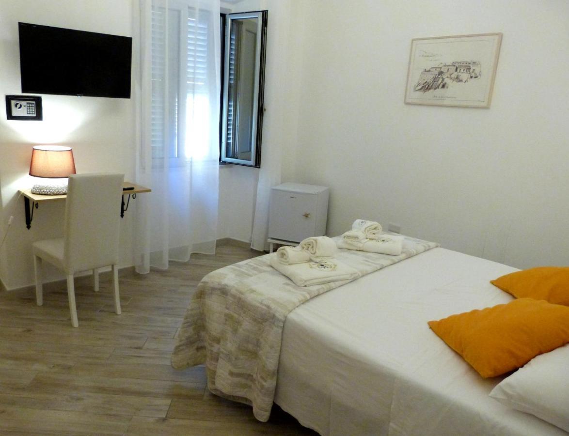 Clelia'S Boutique Rooms & Suites La Maddalena  Ngoại thất bức ảnh